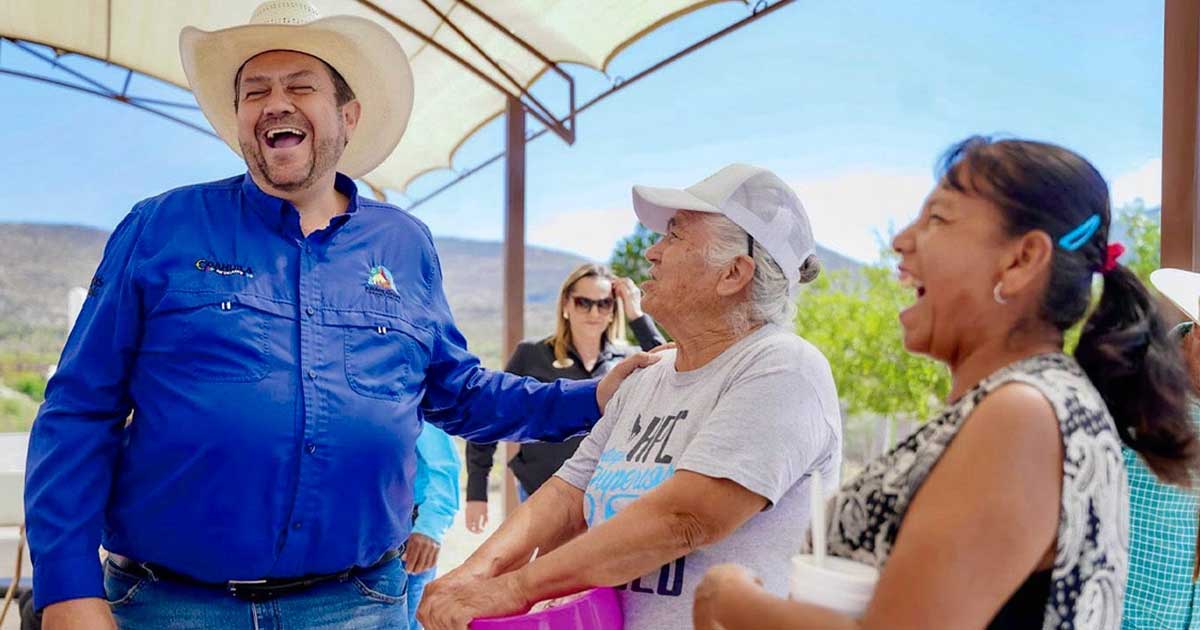 Alcalde de Ramos Arizpe Tomás Gutiérrez con personas de comunidades rurales.