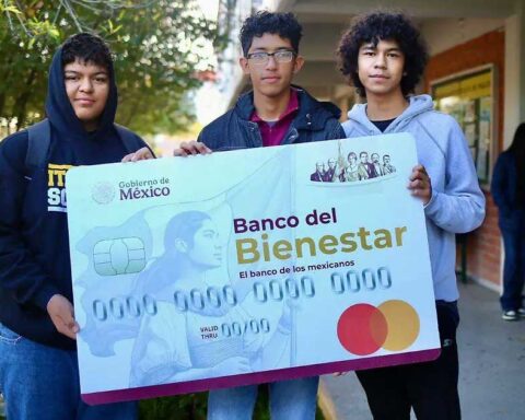 Jóvenes sosteniendo una tarjeta simbólica.