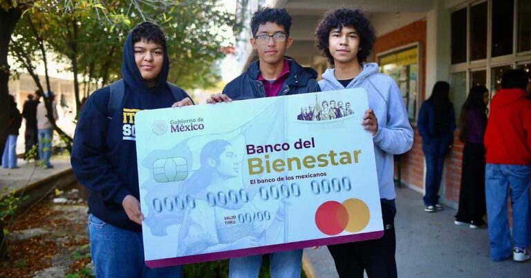 Jóvenes sosteniendo una tarjeta simbólica.
