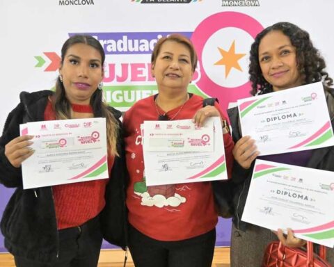Mujeres mostrando su certificado.