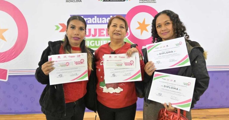 Mujeres mostrando su certificado.