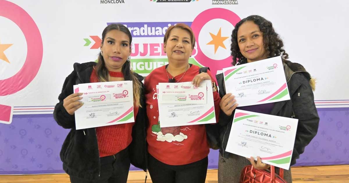 Mujeres mostrando su certificado.