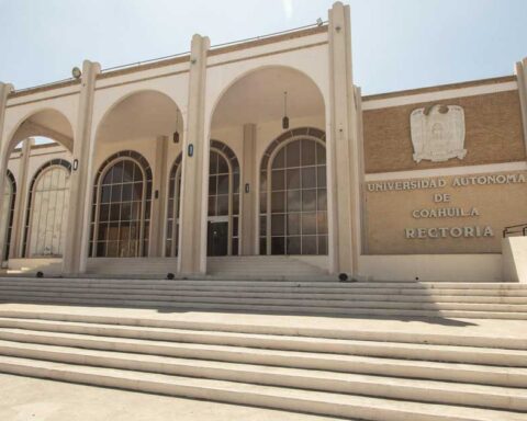 Fachada de la UAdeC.