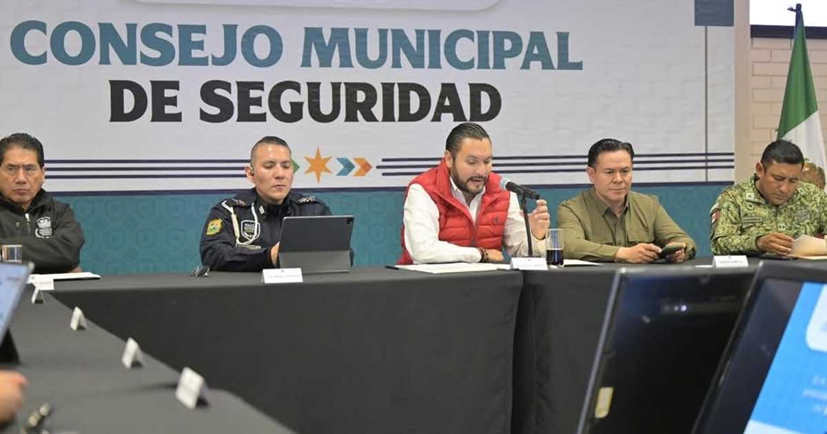 Alcalde encabezando sesión del Consejo de Seguridad.