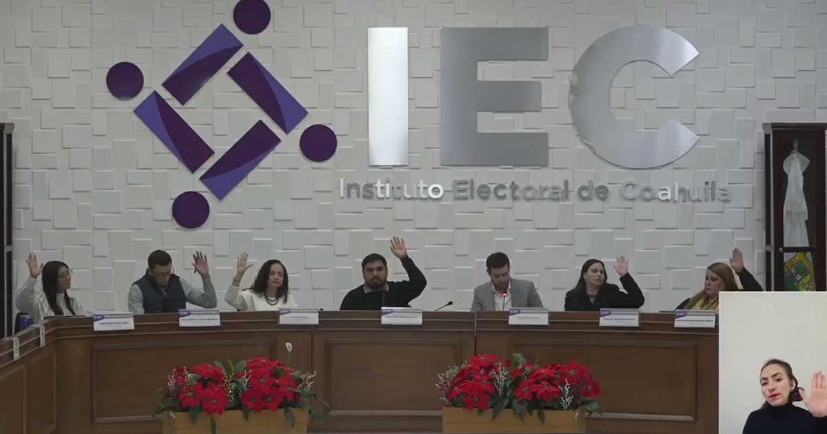 Consejeros electorales levantando la mano para votar.