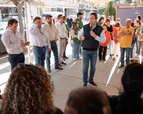 Alcalde Javier Díaz con vecinos de Saltillo.