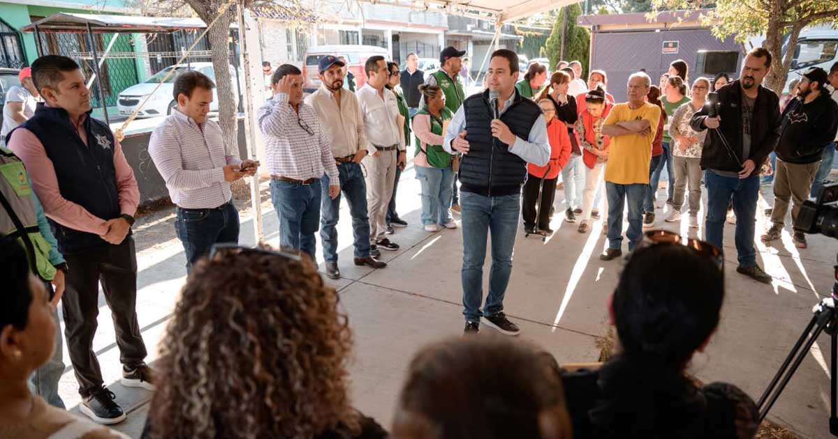 Alcalde Javier Díaz con vecinos de Saltillo.