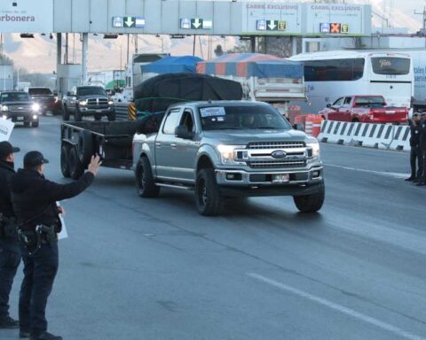 Paisanos entrando por la frontera de Coahuila.