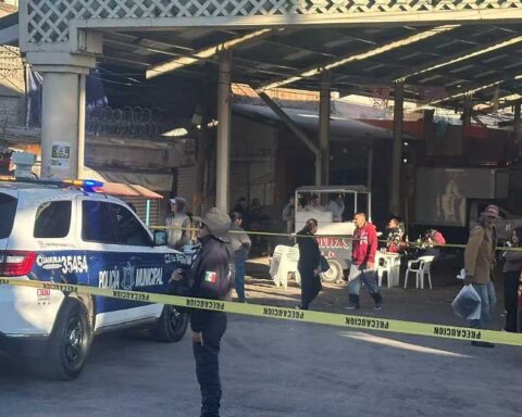 Una patrulla en el lugar acordonado donde ocurrió´el atropellamiento en Torreón.