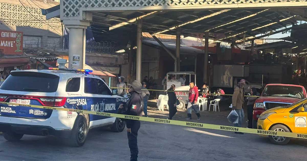 Una patrulla en el lugar acordonado donde ocurrió´el atropellamiento en Torreón.