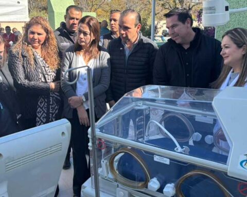 Funcionarios entregando equipo para el IMSS en Parras,