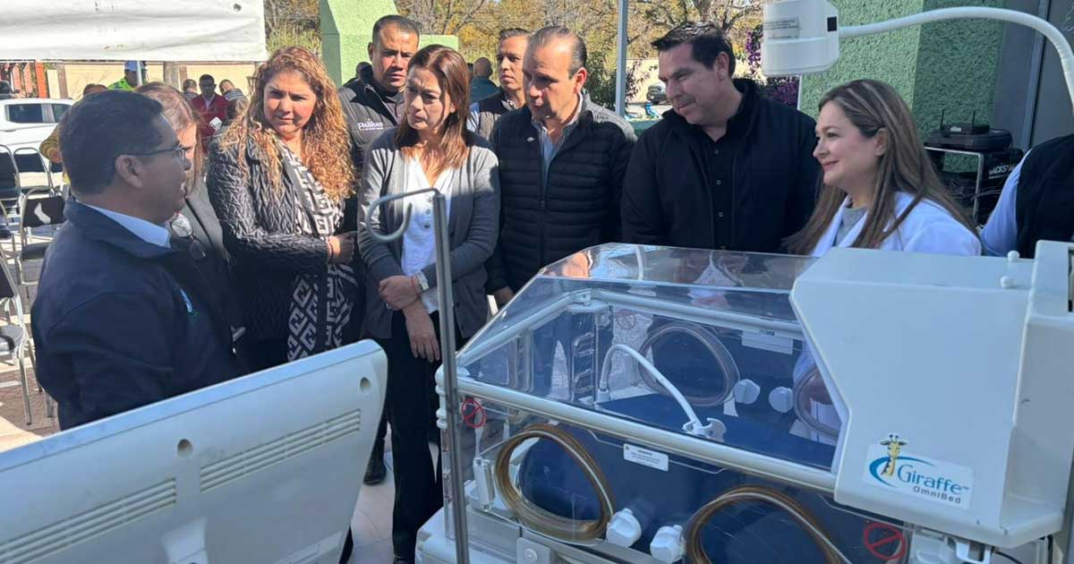 Funcionarios entregando equipo para el IMSS en Parras,