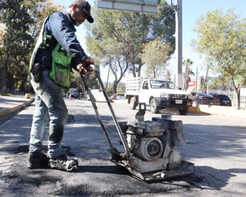 Trabajador reparando bache en Saltillo.