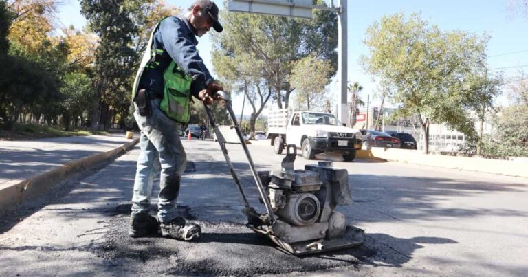 Trabajador reparando bache en Saltillo.