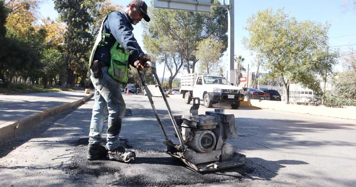 Trabajador reparando bache en Saltillo.