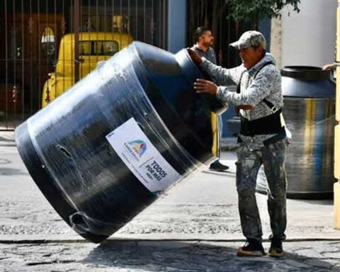 Hombre cargando un tinaco.