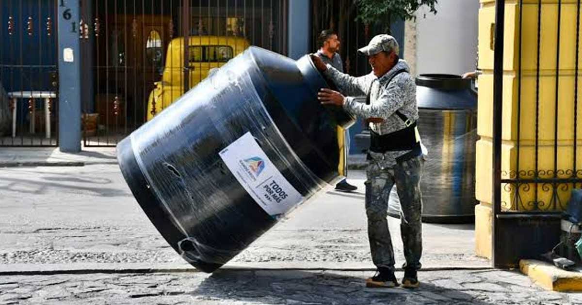 Hombre cargando un tinaco.
