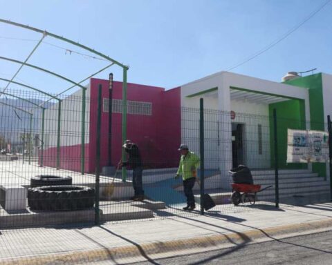 Limpieza de la plaza en Misión Cerritos de Saltillo.