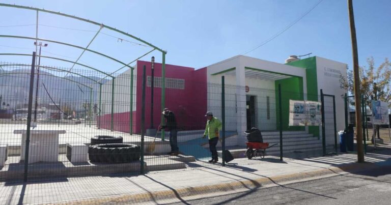 Limpieza de la plaza en Misión Cerritos de Saltillo.