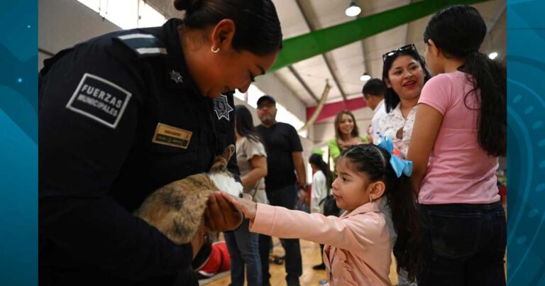 NIña conviviendo con su madre policía