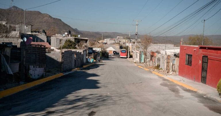 Calle pavimentada en Saltillo.