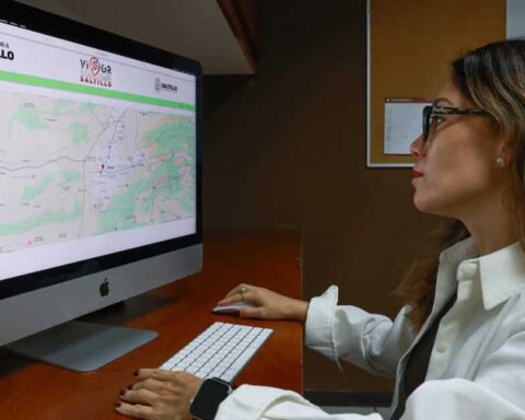 Mujer utilizando herramientas digitales.