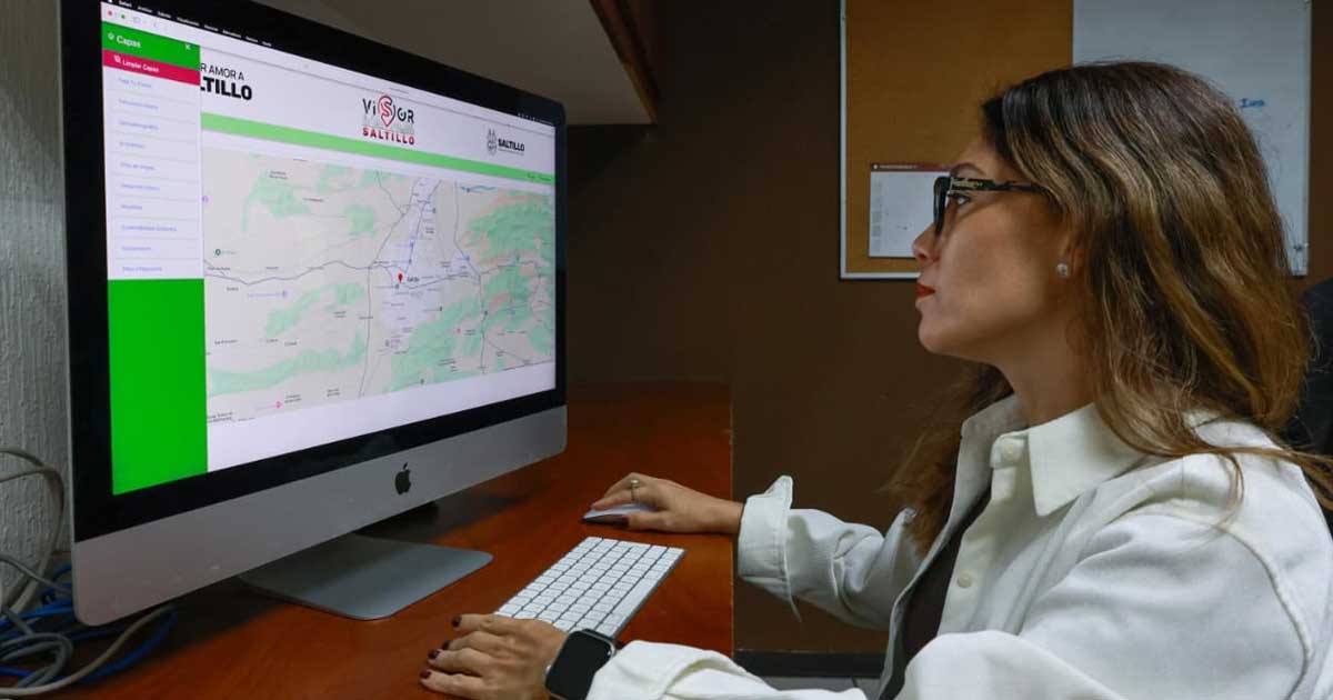 Mujer utilizando herramientas digitales.