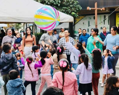 Niños disfrutando del Paseo Colón en Torreón.