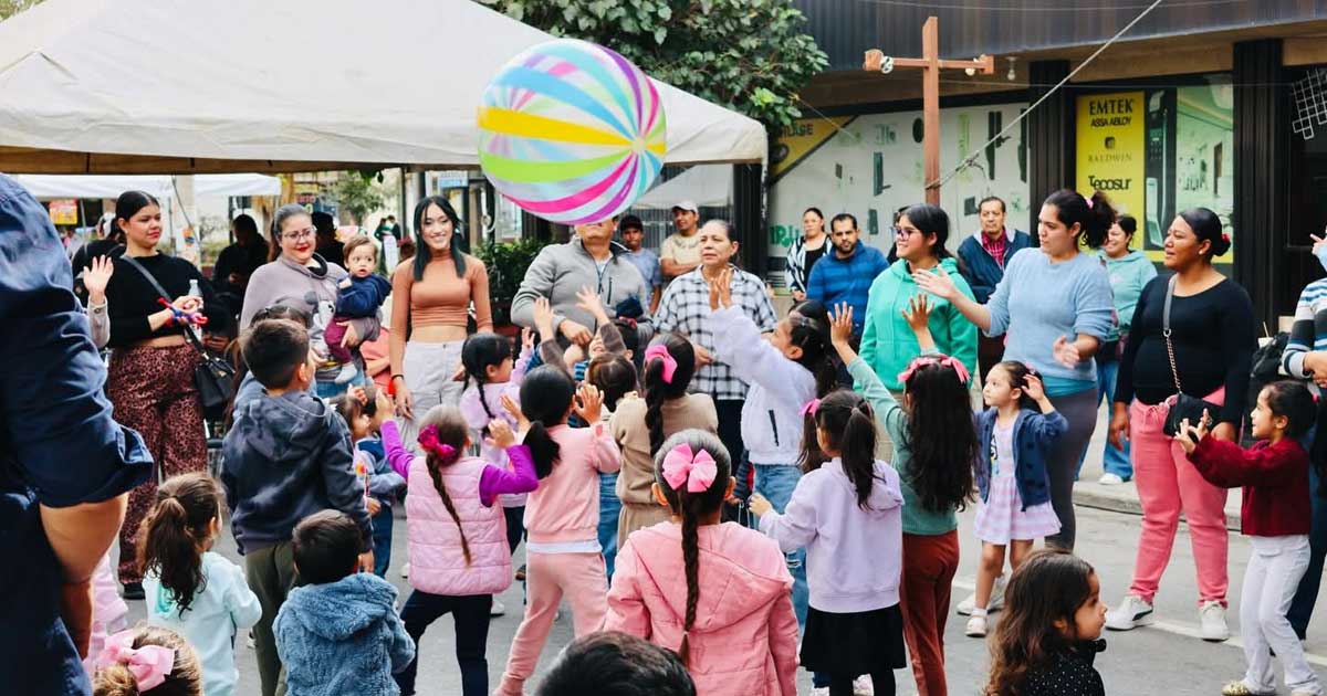 Niños disfrutando del Paseo Colón en Torreón.