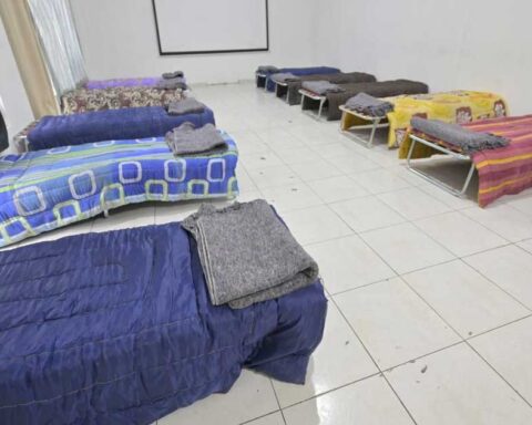 Camas en albergue de Monclova.