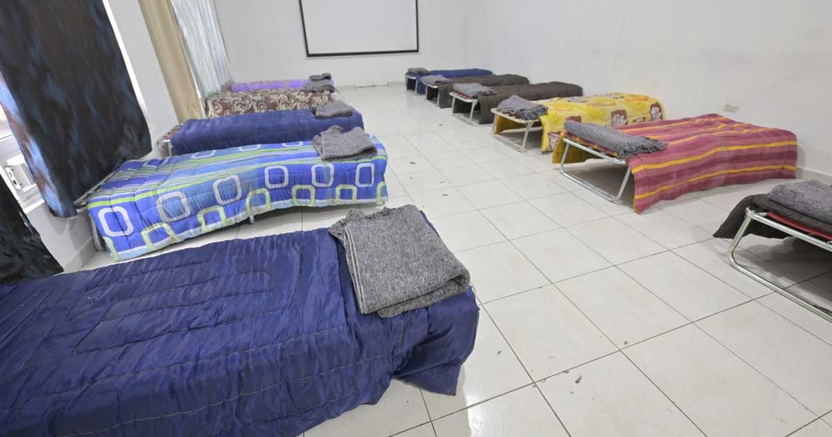 Camas en albergue de Monclova.
