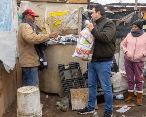 Alcalde de Saltillo Javier Díaz entregando apoyos en la colonia Omega.