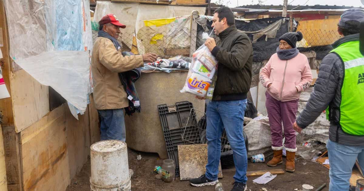 Alcalde de Saltillo Javier Díaz entregando apoyos en la colonia Omega.