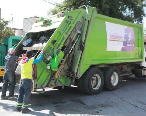 Trabajadores recolectando basura y depositándola en el camión en Saltillo.