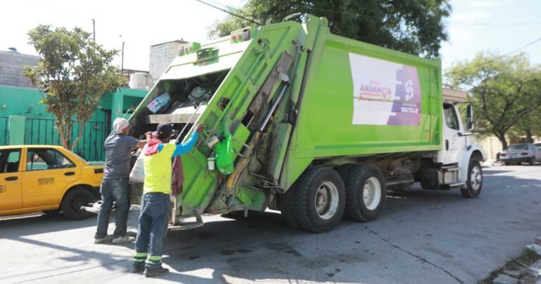 Trabajadores recolectando basura y depositándola en el camión en Saltillo.