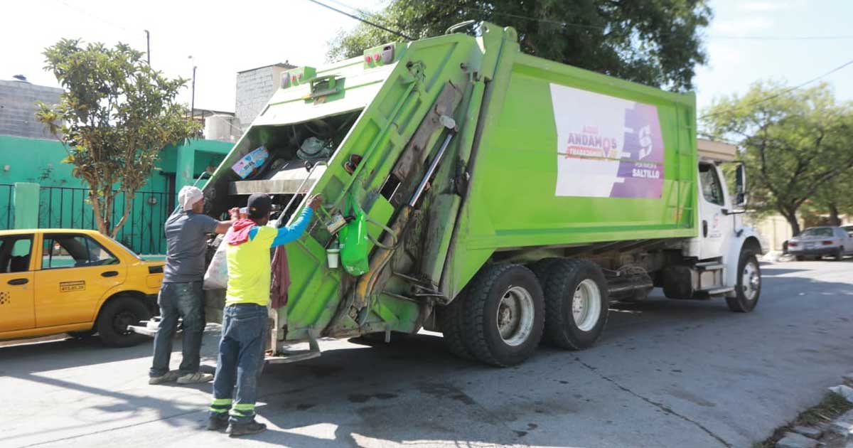 Trabajadores recolectando basura y depositándola en el camión en Saltillo.