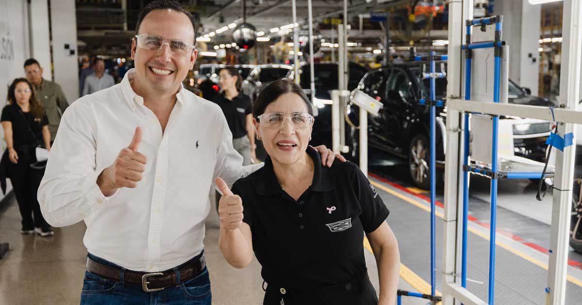 Manolo Jiménez, gobernador de Coahuila, con una trabajadora.