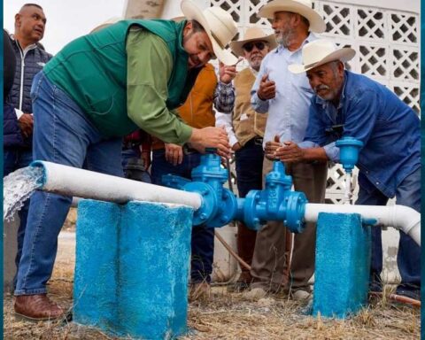 Tomás Gutiérrez, alcalde de Ramos Arizpe, inaugurando un pozo de agua.