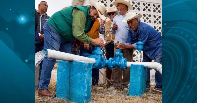 Tomás Gutiérrez, alcalde de Ramos Arizpe, inaugurando un pozo de agua.