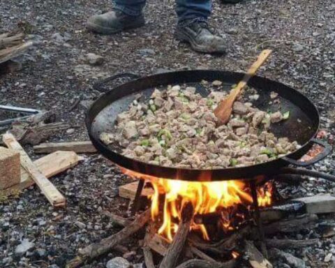 Discada sobre fuego en la sierra de Arteaga.