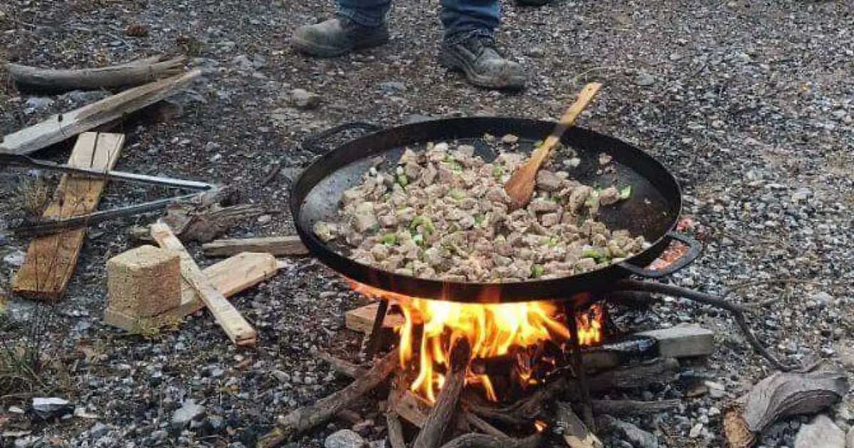 Discada sobre fuego en la sierra de Arteaga.