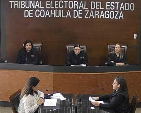 Magistrados sesionando en el Tribunal Electoral de Coahuila.