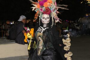 Mujer vestida de catrina,