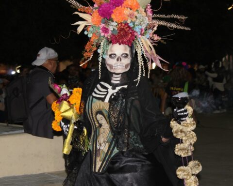 Mujer vestida de catrina,