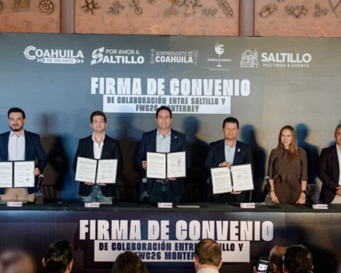 Javier Díaz, alcalde de Saltillo, en firma de convenio.