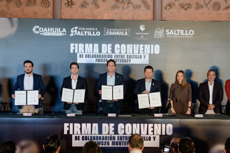 Javier Díaz, alcalde de Saltillo, en firma de convenio.