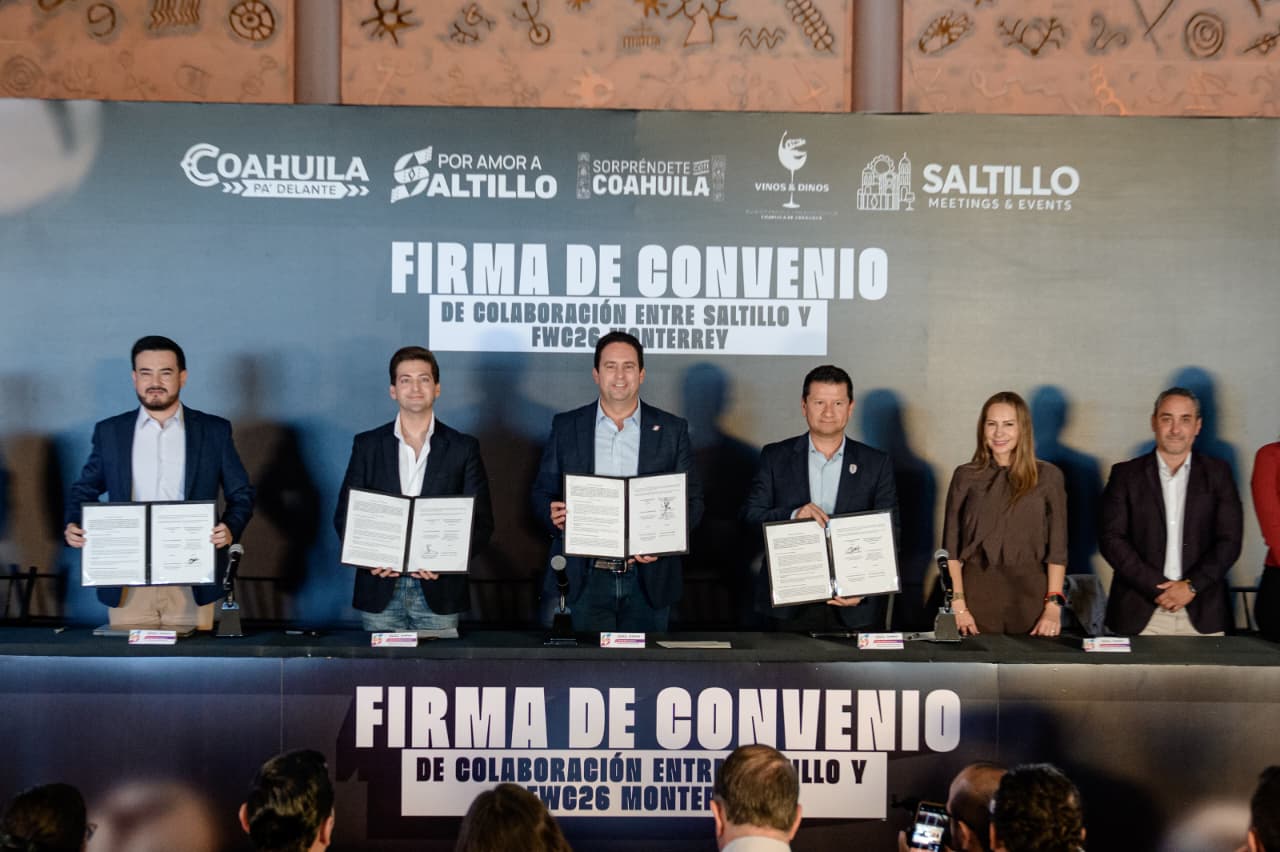 Javier Díaz, alcalde de Saltillo, en firma de convenio.