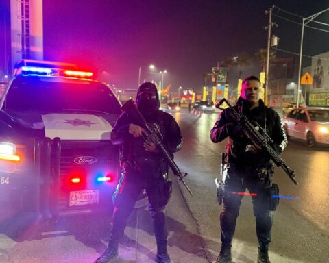 Policías en operativo en Torreón.