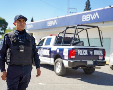 Policía afuera de un banco en Ramos Arizpe.