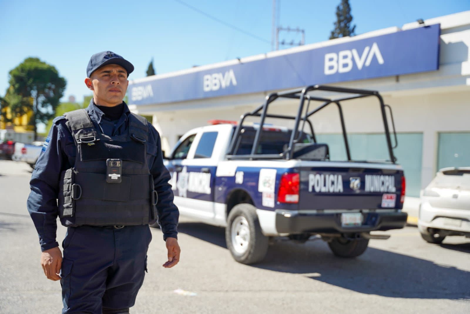 Policía afuera de un banco en Ramos Arizpe.